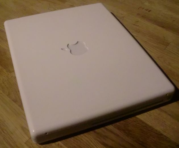 My iBook G4 (photo by Old School Game Blog)